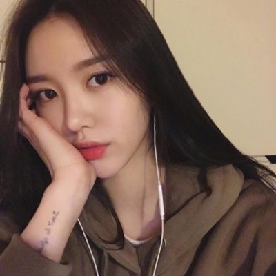 伦敦特拉法加广场除夕夜亮起“中国红”